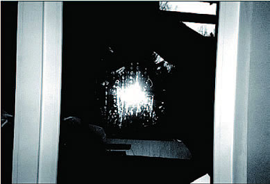 Необратимые изгибные деформации окна из ПВХ, вызванные воздействием разницы температур внутреннего и наружного воздуха. Изгибающие усилия от незакреплённой рамы передаются на створку окна (на фотографии виден изгиб профилей створок)